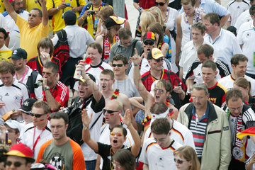 Berlin  deutsche Fussballfans auf dem Weg ins Olympiastadion