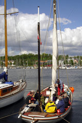 Flensburg  Segler bereiten ihr Segelboot fuer eine Fahrt vor