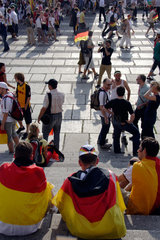 Berlin  Fussballfans mit deutscher Fahne vor dem Reichstag