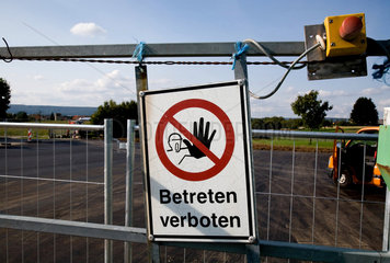 Unlingen  -Betreten verboten- Schild an einem Wertstoffhof