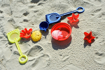 Daenemark  Spielzeug im Sand