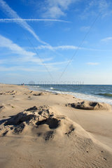 Daenemark  Strand mit ueberspuelten Sandburgen