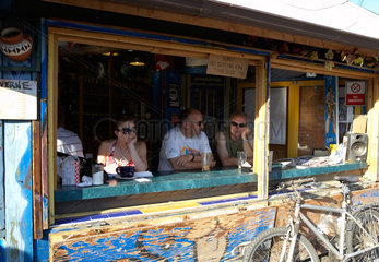 Toronto - Gaeste sitzen am Tresen eines Cafes im Kensington Market