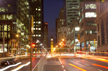 Toronto - Blick in die Bay Street mit ihren Hochhaeusern bei Nacht