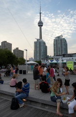 Toronto - Menschen geniessen Harbourfront Centre an einem Sommerabend