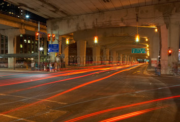 Toronto - Kreuzung Bay Street und Lakeshore Boulevard unter einem Highway