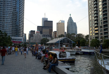 Toronto - Hafenbecken und Hochhaeuser in Harbourfront Centre