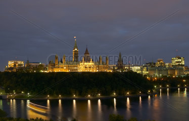 Ottawa - Blick ueber den Ottawa River zum Parliament Hill am Abend
