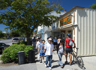 Niagara-on-the-Lake - Touristen flanieren in der Queen Street