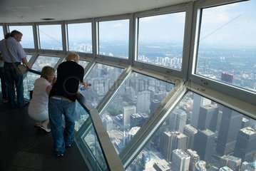 Toronto - Besucher im hoechsten Aussichtspunkt der Welt auf dem CN Tower