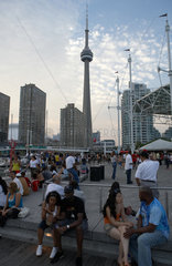 Toronto - Menschen geniessen Harbourfront Centre an einem Sommerabend