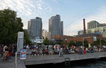 Toronto - Die Kulisse von Harbourfront Centre an einem Sommerabend