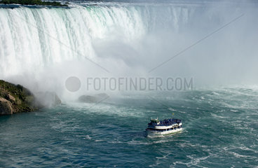 Niagara Falls - Ein Boot der Maid of the Mist Flotte vor den Niagarafaelle