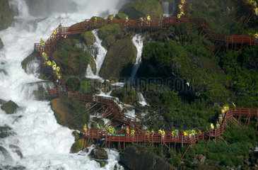 Niagara Falls - Treppenweg zum Trip Cave of the Winds an den American Falls