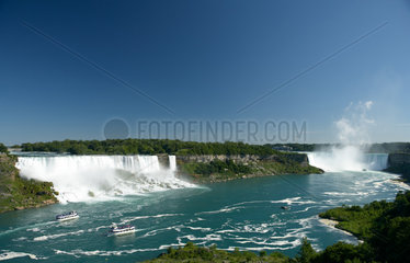 Niagara Falls - Blick ueber den Niagara River zu den Niagarafaellen