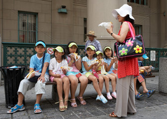 Toronto - Eine Gruppe asiatischer Kinder bei einem Imbiss auf einer Bank
