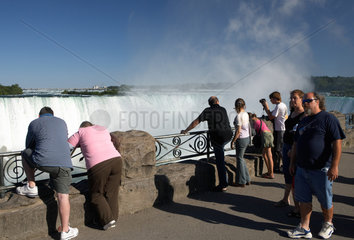 Niagara Falls - Besucher der Horseshoe Falls auf am Niagara Parkway