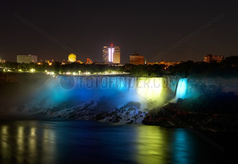 Niagara Falls - Die American Falls beleuchtet bei Nacht