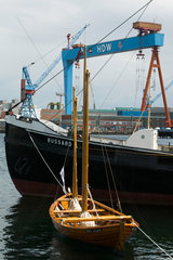 Schiff und Segelboot im Kieler Hafen