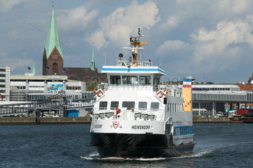 Eine Faehre faehrt in den Kieler Hafen