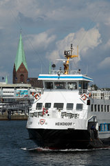 Eine Faehre faehrt in den Kieler Hafen