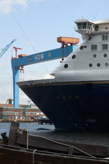 Kiel  ein Kreuzfahrtschiff auf Hoehe der HDW