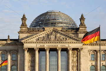 Berlin  Deutschlandfahnen vor dem Reichstag