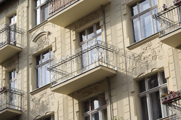 Berlin  Balkon und sanierte Altbaufassade