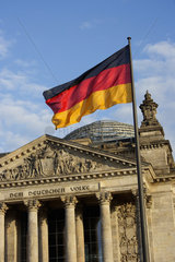 Berlin  Deutschlandfahne vor dem Reichstag
