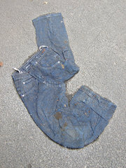 Berlin  eine Jeans-Hose liegt auf dem Boden