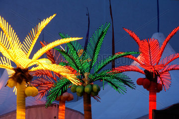 Berlin  bunt leuchtende Palmen