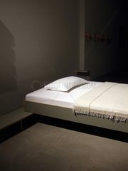 Berlin  karges Bett in einem Schaufenster