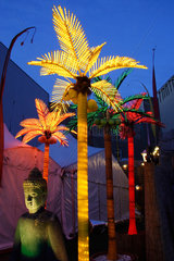 Berlin  leuchtende Palmen und Buddha-Figur