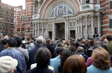London - Gruppe von Glaeubigen vor der Westminster Cathedral