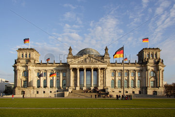 Berlin  Reichstag und Platz der Republik