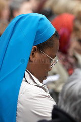 London - Afrikanischstaemmige Nonne beim Gottesdienst