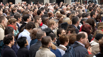 London - Ansammlung von Menschen auf einem Platz