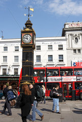 London - Nachbildung des Big Ben an einem Platz in der City