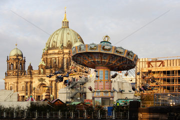 Berlin  Weihnachtsmarkt auf dem Schlossplatz