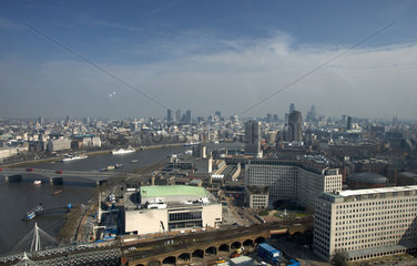 London - Blick ueber die City mit Themse und Finanzzentrum