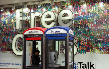 London - Telefonzellen vor einer Telefonwerbung