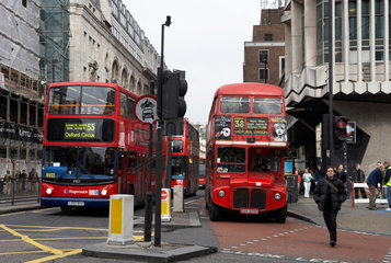 London - Rote Doppeldeckerbusse in der City