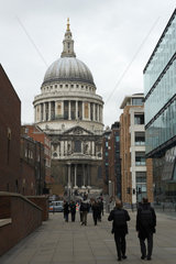London - Fussgaengerweg zur St. Pauls Cathedral