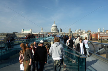 London - Fussgaenger auf der Millennium Bridge