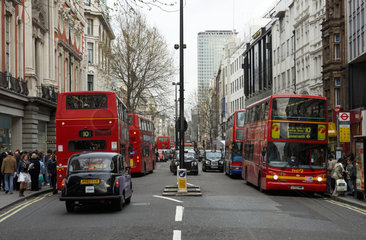 London - Doppeldeckerbusse und Taxen in der Oxford Street