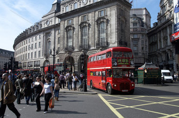 London - Am Piccadilly Circus herrscht geschaeftiges Treiben