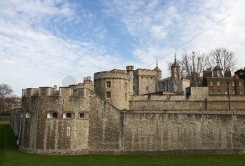 London - Tower of London mit seinen Befestigungsmauern