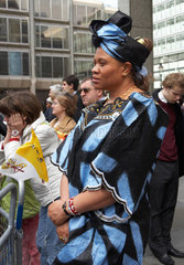 London - Afrikanischstaemmige Frau beim Trauergottesdienst