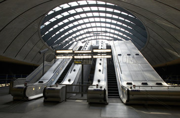 London - Rolltreppen im U-Bahnhof Canary Wharf