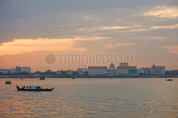 Phnom Penh  Kambodscha  ein Fischerboot auf dem Mekong vor der Skyline Phnom Penhs